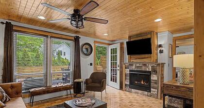 Maple Ridge Brown Cottage HOT TUB!