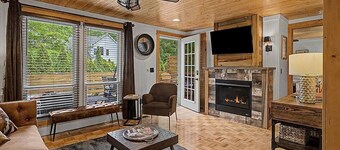 Maple Ridge Brown Cottage HOT TUB!