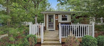Maple Ridge Brown Cottage HOT TUB!