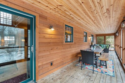The Timber Nest "Goshorn lake dock, pool, town"