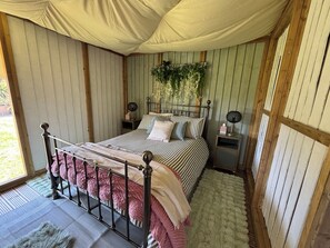 2 bedrooms, iron/ironing board, bed sheets