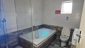 Standard Double Room | Bilik Mandi | Selipar, tuala disediakan, sabun, tisu tandas