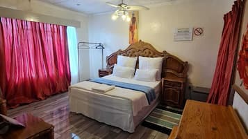 Standard Double Room | Meja