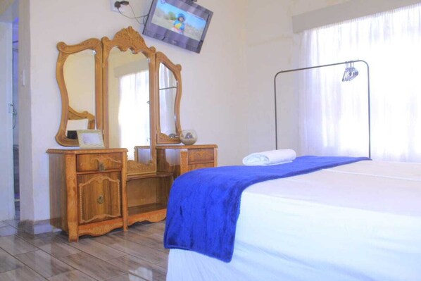 Double Room | Desk - HostHub Guest House (Rustenburg)