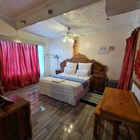 Quarto casal standard | Escrivaninha. HostHub Guest House