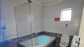 Standard Double Room | Bilik Mandi