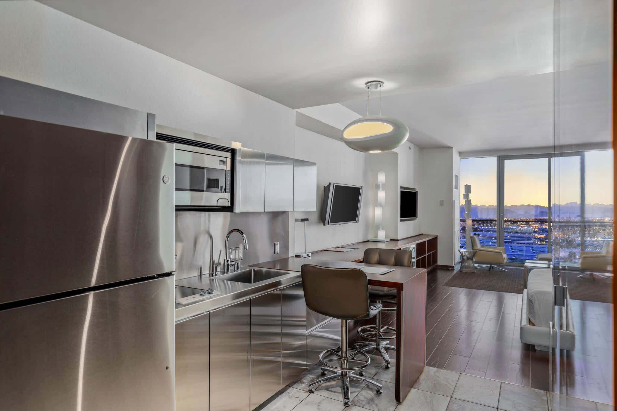 冷蔵庫、電子レンジ、コンロ、コーヒー / ティーメーカー