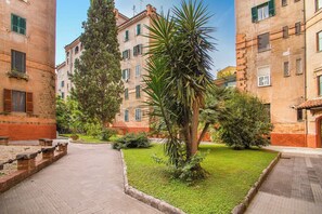 Property grounds - KNOWING ROME. (Roma)
