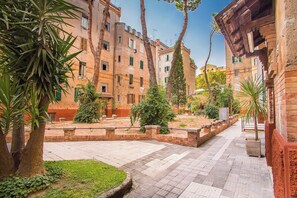 Property grounds - KNOWING ROME. (Roma)