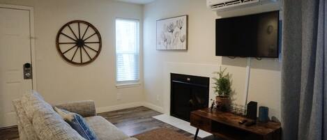 Een televisie en een open haard