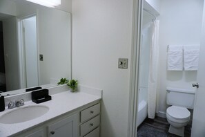 Towels - Charming Studio•Amazing Location•King-Size Bed (Salt Lake City)