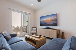 Téléviseur, table de ping-pong