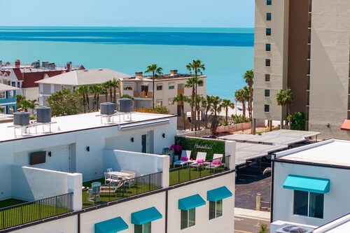 Beachside Bliss | Rooftop Gulf Views & Fun Vibes