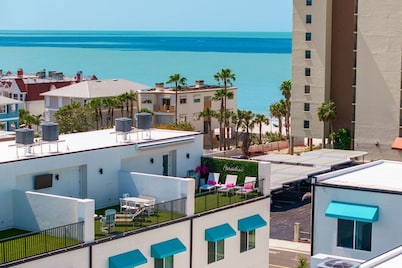 Beachside Bliss | Rooftop Gulf Views & Fun Vibes
