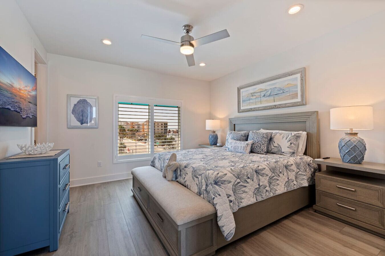 5 chambres, bureau, fer et planche à repasser, lit parapluie