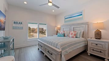 5 habitaciones, escritorio y tabla de planchar con plancha