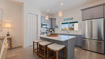 Microondas, horno, placa de cocina, lavavajillas