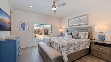 Escritorio, tabla de planchar con plancha, cuna de viaje y wifi