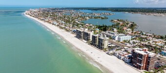 Beachside Bliss | Rooftop Gulf Views & Fun Vibes