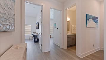 5 slaapkamers, een bureau, een strijkplank/strijkijzer, reisbedje