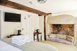 Double Room | Iron/ironing board, free WiFi - The Crown Inn (Lea)