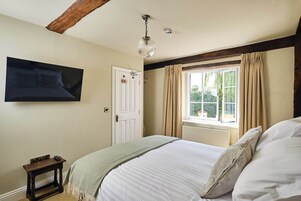 Suite | Iron/ironing board, free WiFi