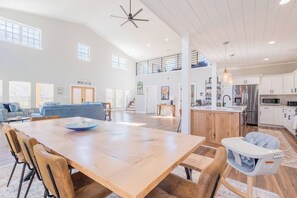 Dining - Modern Barndo, Hot Tub, Sauna, Fire Pit, 20 min RRG, Rec Room, Pickleball (Powell County)