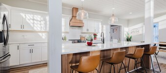 Modern Barndo, Hot Tub, Sauna, Fire Pit, 20 min RRG, Rec Room, Pickleball