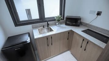 Apartamento familiar, balcón, vistas a la ciudad | Cocina privada | Frigorífico, microondas, horno y placa de cocina