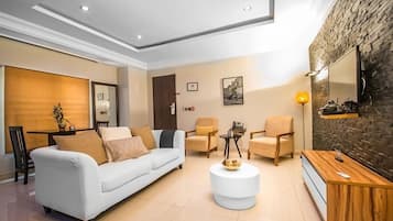 Apartamento familiar, balcón, vistas a la ciudad | Zona de estar