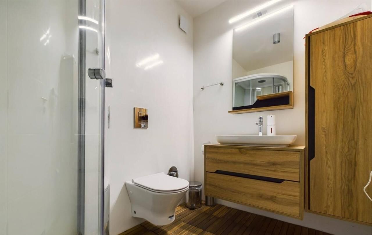 Een douche, een haardroger, een bidet, handdoeken