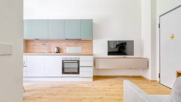 Appartamento Comfort, vista città | Area soggiorno | TV LED 27 pollici con canali digitali