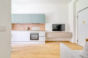 Appartement Confort, vue ville | Coin séjour | Télévision LED de 27 pouces avec chaînes numériques