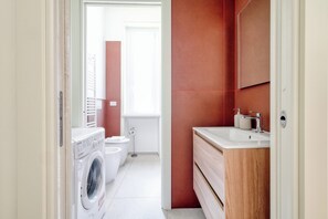 Apartment, 1 Bedroom, Courtyard View | Bathroom