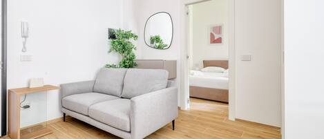 Huoneisto, 1 makuuhuone, näköala pihalle | Oleskelualue | 32–tuumainen LED-televisio, jossa digitaalikanavat