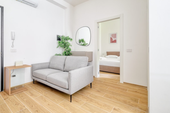 Apartment, 1 Bedroom, Courtyard View | Living area