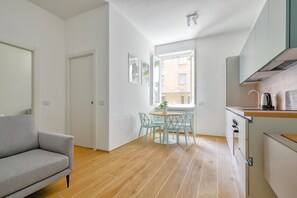 Lägenhet Comfort - utsikt mot staden | Vardagsrum | 27-tums LED-tv med digitalkanaler