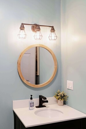 Ducha, secador de pelo y toallas