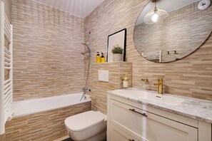 Doccia, asciugacapelli, bidet, asciugamani