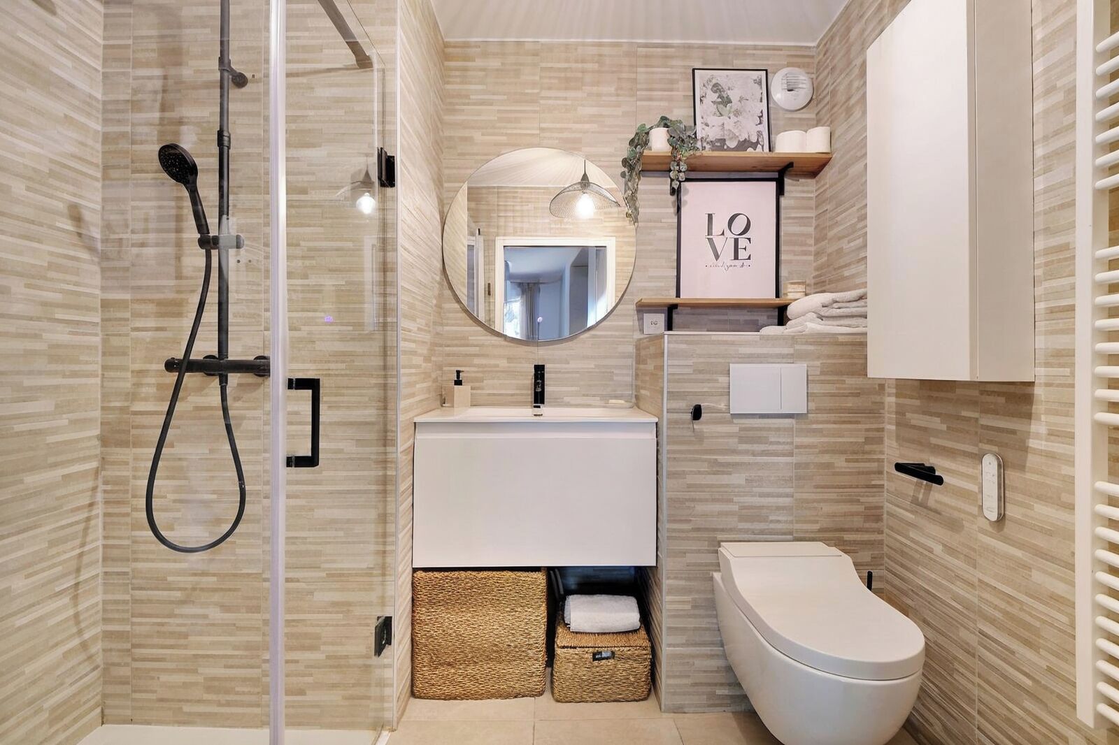 Shower, hair dryer, bidet, towels
