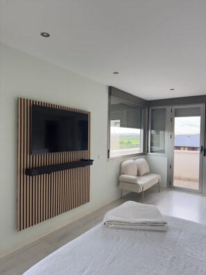 4 habitaciones, tabla de planchar con plancha, wifi y ropa de cama 
