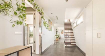 Villa Oasis in Madrid for 6, private pool and barbecue 20min from the capital city