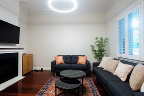 Televisión, oficina