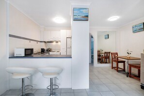 Private kitchen - Coastal 1BDR Flat with Pool, Burleigh Heads (Burleigh Heads)