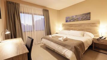 Dobbeltrom – comfort | Safe på rommet, skrivebord og skrivebord for bærbar PC