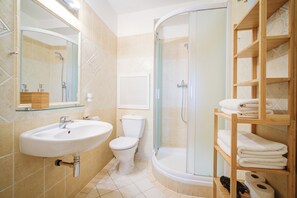 Dusche, Haartrockner, Handtücher, Seife