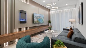Een moderne woonkamer met een bank, een blauwgroene fauteuil en een salontafel.