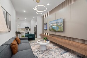 Smart-tv, eldstad, tv-spel och bordsfotboll