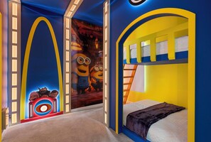 5 chambres, bureau, fer et planche à repasser, lit de bébé portatif