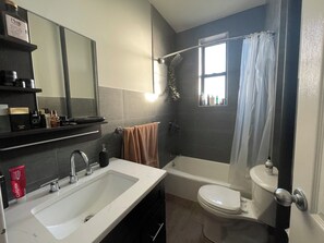 Séchoir à cheveux, serviettes fournies, savon, papier de toilette